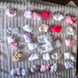BABY SOCKS 6-12 MONTHS 25+PAIRS AND FLOWER SANDALS